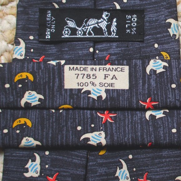 100% REAL HERMES TIE ~ DARK BLUE w FUN ANGEL FISH & YELLOW MOONS RED STARFISH - Picture 4 of 6